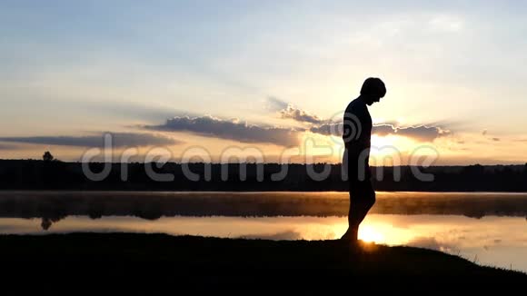 日落时分年轻人在迈克尔杰克逊的月光下散步视频的预览图