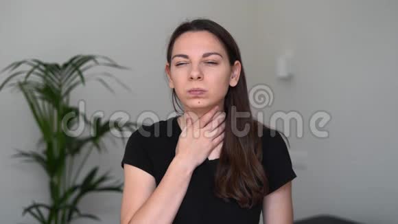 喉咙痛的年轻妇女呆在家里流感症状季节性流感Covid19型视频的预览图