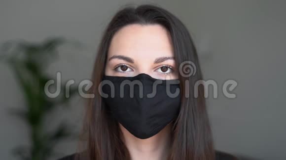 年轻女子戴着黑色防护面罩流感或病毒大流行过敏季节视频的预览图
