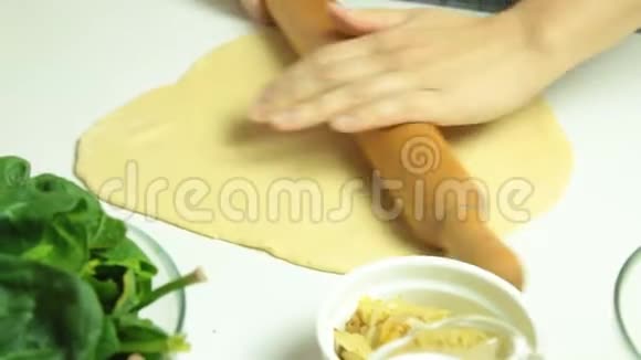 烹饪乳蛋饼配方和面团传播视频的预览图