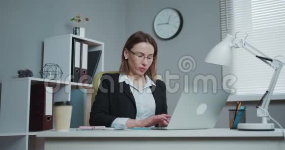 自信的女商人在她的现代办公室里用笔记本电脑工作时髦漂亮的女人做重要的工作美丽美丽视频的预览图