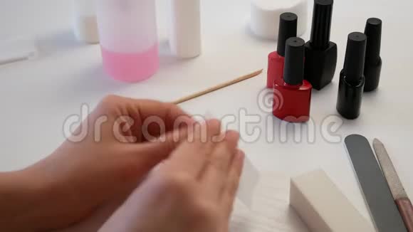 那个女孩用液体擦拭她的指甲视频的预览图