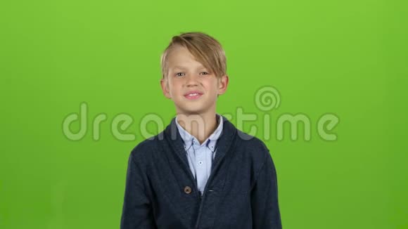 小男孩竖起大拇指绿色屏幕视频的预览图