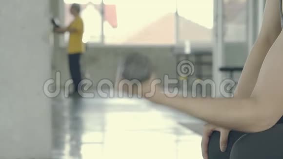 美丽的年轻亚洲女性在健身房锻炼身体在健身时锻炼身体锻炼哑铃视频的预览图