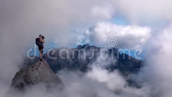 冒险女摄影师和登山者视频的预览图