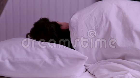成年女性睡在床上翻身视频的预览图