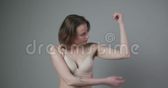 减肥概念女人捏上臂肥关闭白种人女性手检查松弛皮肤身体控制视频的预览图