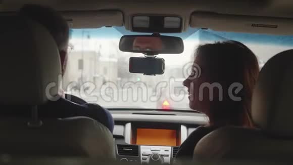 坐在乘客座位上的女人面带笑容看着司机和他说话司机看着眼前一亮回去视频的预览图