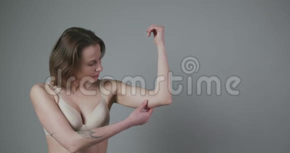 女人捏上臂肥关闭白种人女性手检查松弛皮肤身体控制节食时间到了视频的预览图