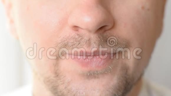 一个吃大片白药丸的人的近口视频的预览图