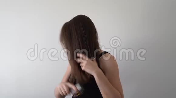 年轻白种人女人的晨舞她梳着头发视频的预览图