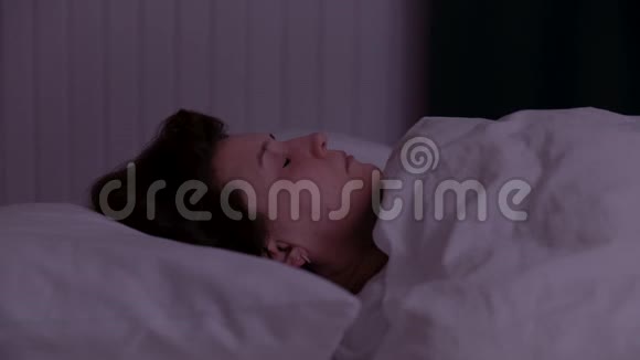 成年女人睡在白色枕头上她醒了睁开眼睛看着尼克斯视频的预览图