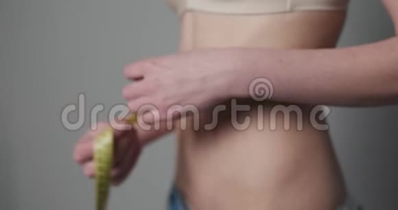 女人用胶带控制她的措施女人测量她的身体减肥概念视频的预览图