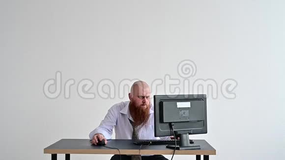 办公室里一个满脸红胡子的愤怒的秃头穿着商务服用电脑砸了一把斧头经理带着一个视频的预览图