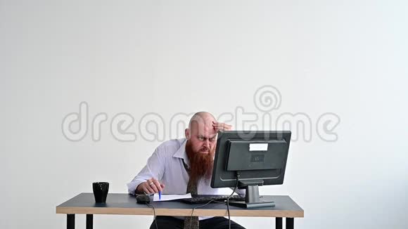 愤怒的商人在办公室里打破了他显示器上的键盘这个人在工作上有问题经理吓坏了视频的预览图