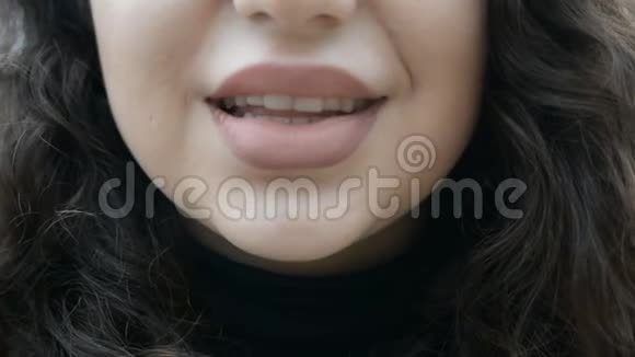 微笑的女性嘴理想的白牙视频的预览图