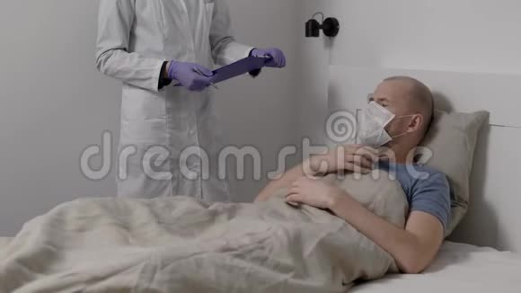 在流感流行期间男性病人在临床上回答医生的问题男性躺在床上视频的预览图