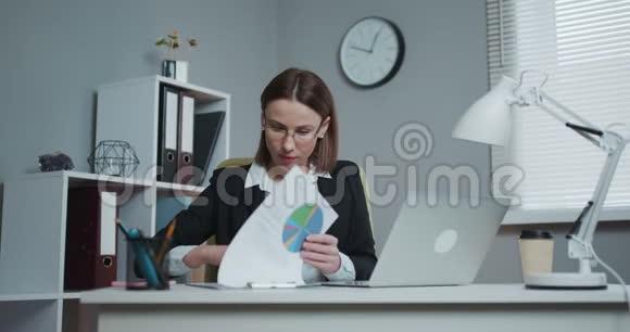 工作场所的商业女性上班族的肖像自信的年轻女商人用数据视频的预览图