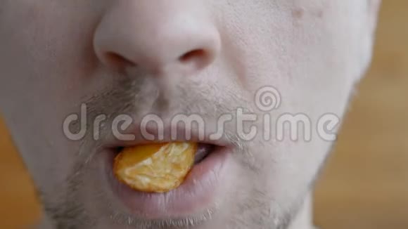 男人吃快餐炸土豆嘴特写视频的预览图