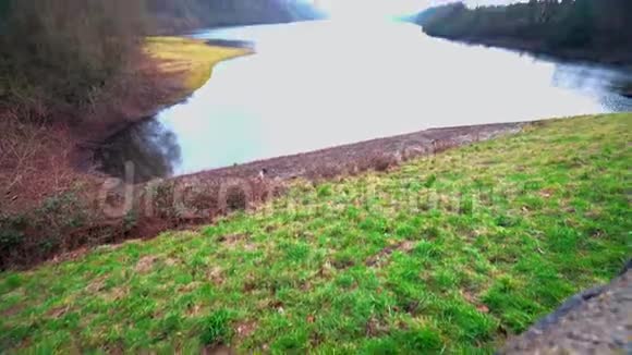 湖泊水库倾斜向上拍摄视频的预览图