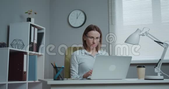 女性专业使用笔记本电脑坐在办公桌上快乐女性客户制作确认在线网站视频的预览图