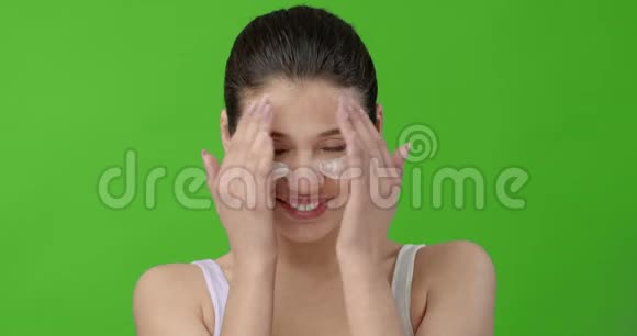 微笑的黑发模型使用化妆品补丁视频的预览图