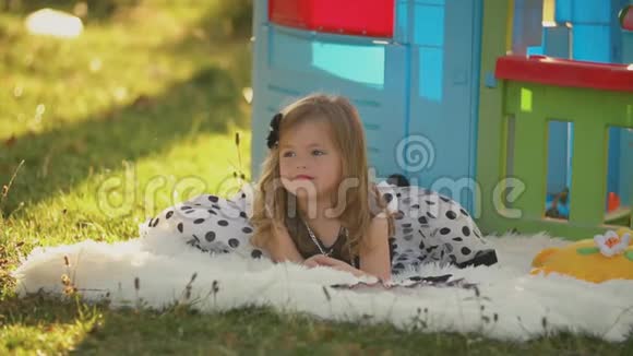 小女孩躺在毯子上视频的预览图