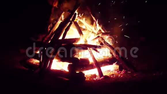 柴禾营地起火视频的预览图