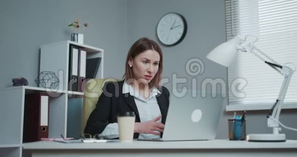 压力大的女商人讨厌使用卡住的笔记本电脑愤怒的女商人为电脑问题而生气对数据丢失感到沮丧视频的预览图