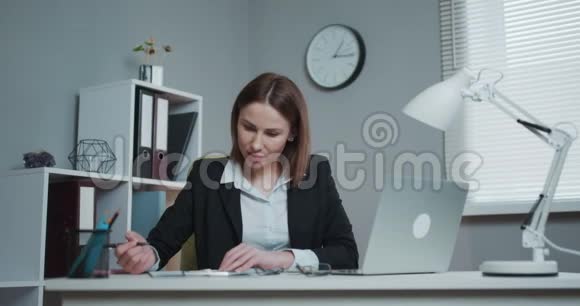 在办公室庆祝成功的女人成功的女商人在她的现代办公室工作时尚美丽的女人视频的预览图