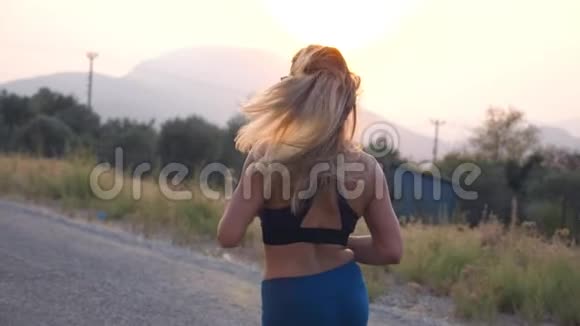 女子户外马拉松长跑训练运动女孩在乡间小路慢跑健康的积极生活方式慢慢视频的预览图