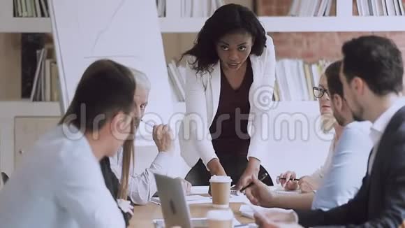 严肃的非洲女商界领袖在不同的小组会议上讲话视频的预览图
