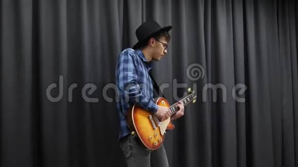 摇滚吉他手弹电吉他年轻的音乐家在家里演奏抒情歌曲乐器概念男性视频的预览图
