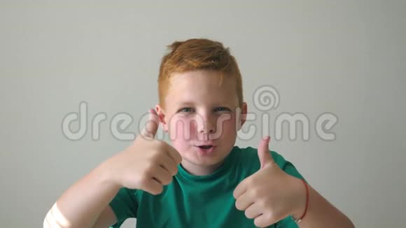 可爱的宝宝高兴的成绩和显示大拇指脸上洋溢着快乐表情的男孩的情感视频的预览图