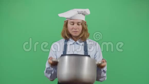 有趣的女厨师拿着锅视频的预览图