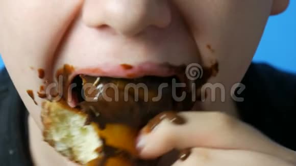 十几岁的男孩吃巧克力脂肪甜甜圈有害的甜食垃圾食品视频的预览图