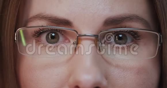 低角度宏观漂亮的女人在时尚的眼镜良好的视力有吸引力的商业妇女戴眼镜的眼睛视频的预览图