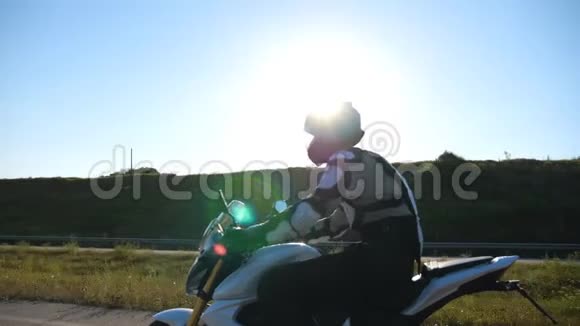 戴头盔的人骑着现代摩托车在高速公路上快速行驶骑摩托车的人超速行驶视频的预览图