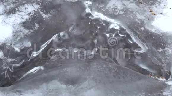 冰冻的河流和冰雕视频的预览图