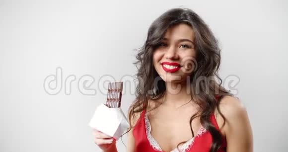 有巧克力的快乐女人与世隔绝视频的预览图