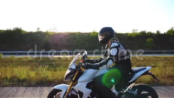 一个戴着头盔的男人在高速公路上开着一辆强劲的运动摩托车骑摩托车穿越乡间公路的摩托车手视频的预览图