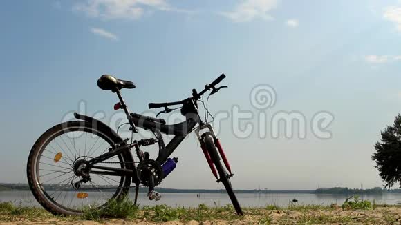 在海滨骑自行车视频的预览图