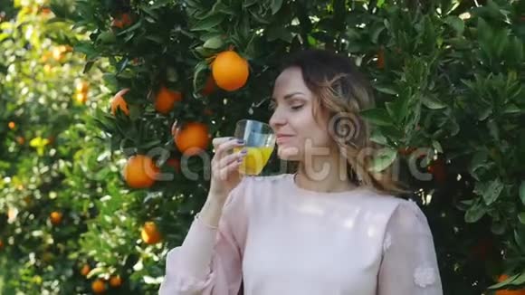 喝橙汁的年轻女人视频的预览图