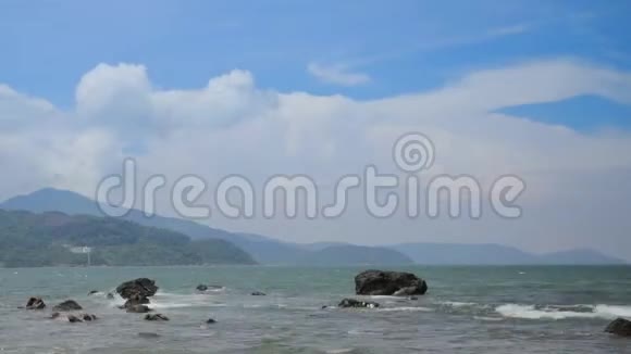 海滩多风多岩石视频的预览图