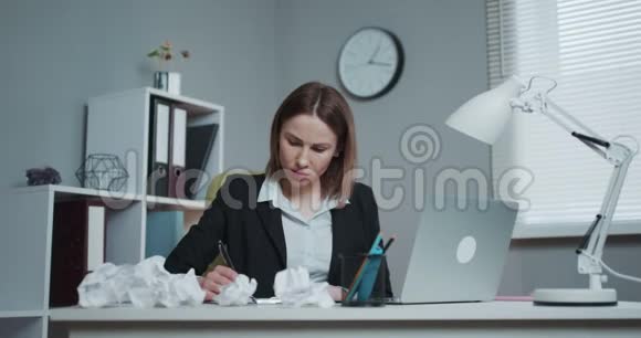 压力大的女商人讨厌使用卡住的笔记本电脑愤怒的女商人为电脑问题而生气对数据丢失感到沮丧视频的预览图
