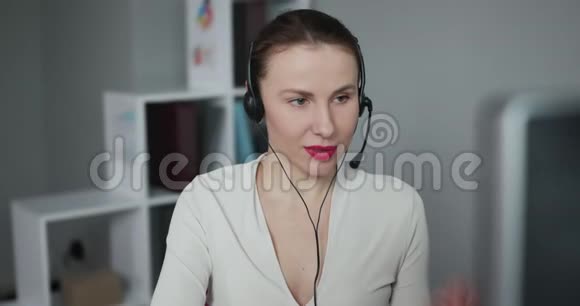 面对年轻女性经营者看镜头微笑呼叫中心办公室业务人员电脑公司头像视频的预览图