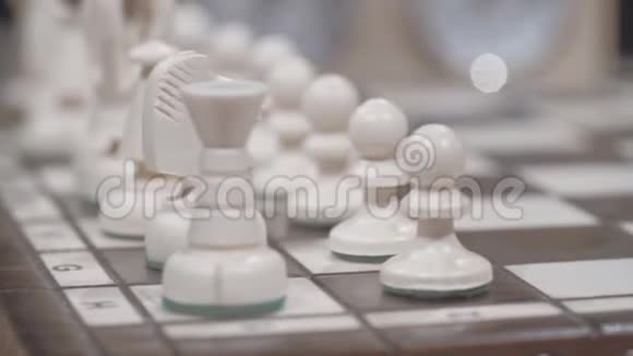 白色国际象棋数字视频的预览图