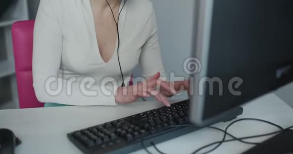呼叫中心代理在他们的光明办公室工作呼叫中心员工在办公室工作漂亮的商业女人视频的预览图