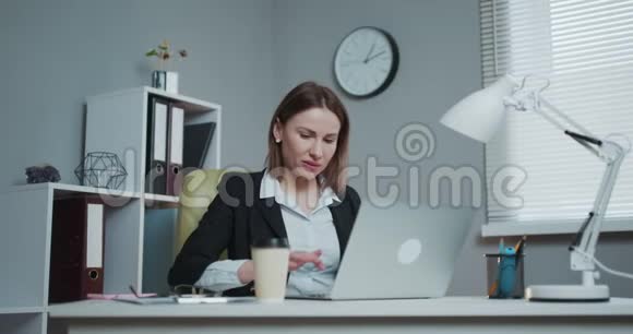商务女性在同事空间的笔记本电脑上阅读坏消息令人不安的女人在办公室关闭笔记本电脑累了视频的预览图