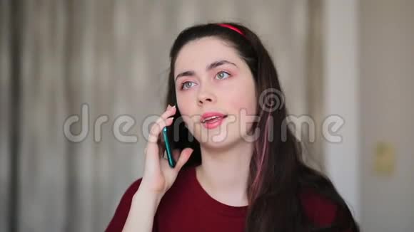 一个年轻的白种人女人在电话里愉快地聊天笑着传播和现代的概念视频的预览图